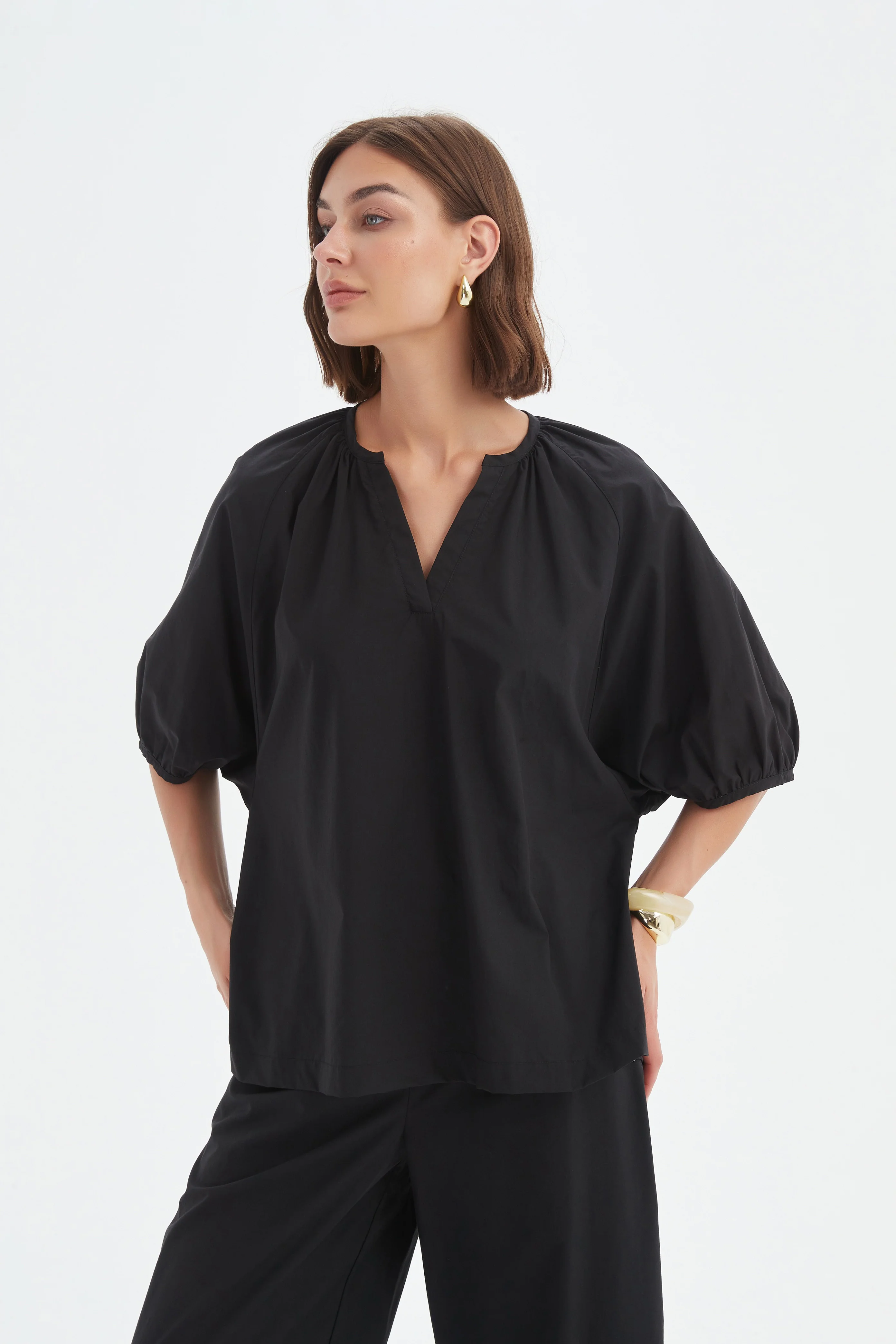 GATHERED NOTCH NECK TOP - Image 2